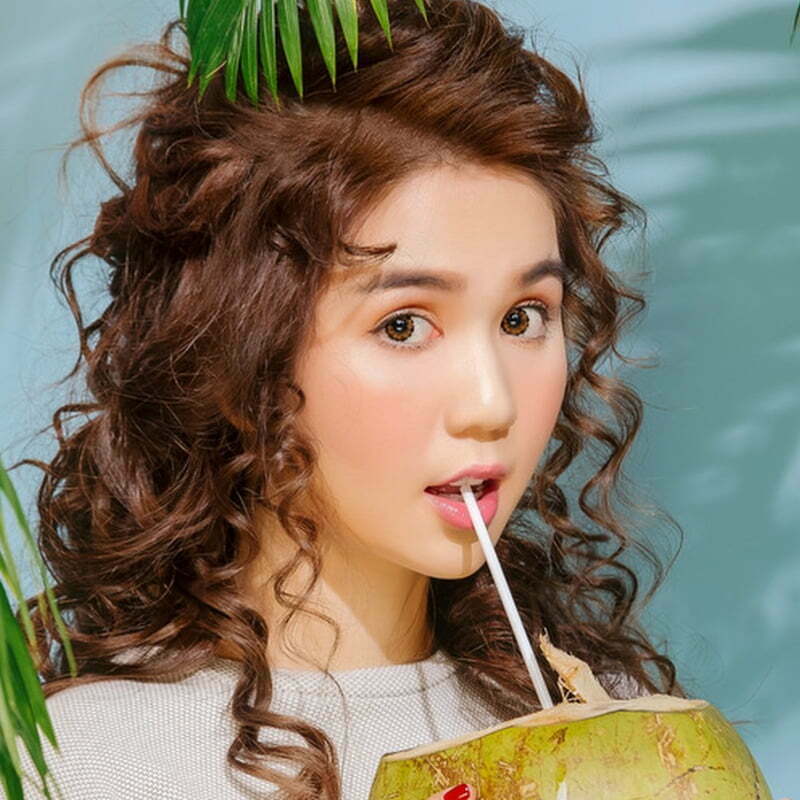 Ngọc Trinh với tóc xoăn xù mì