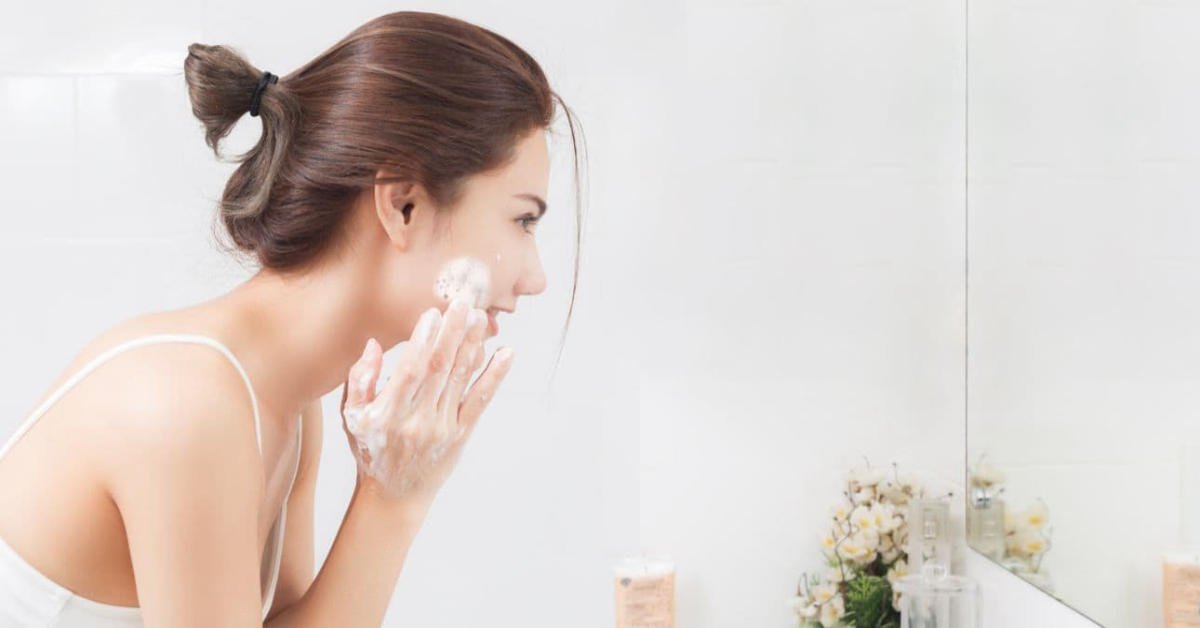 Thói quen rửa mặt “sai lại càng sai” của cô nàng da mụn
