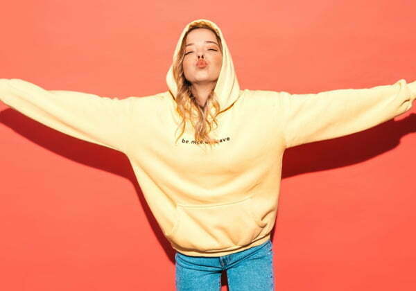 Áo hoodie truyền thông thường mặc trong các hoạt động thường ngày