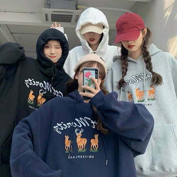 Áo hoodie oversize thường có tay áo dài, cánh tay rụt hẳn vào trong