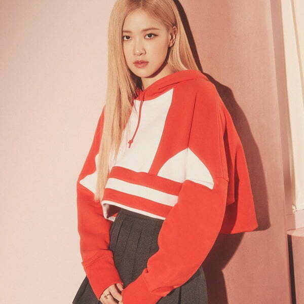 Với kiểu áo hoodie croptop, các bạn nữ có thể tự tin khoe vòng eo thon thả