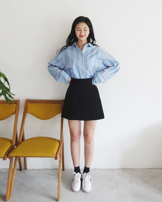 Áo sơ mi phối với chân váy ngắn