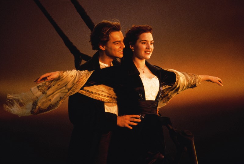 Cảnh đứng trên mũi thuyền huyền thoại của Jack và Rose