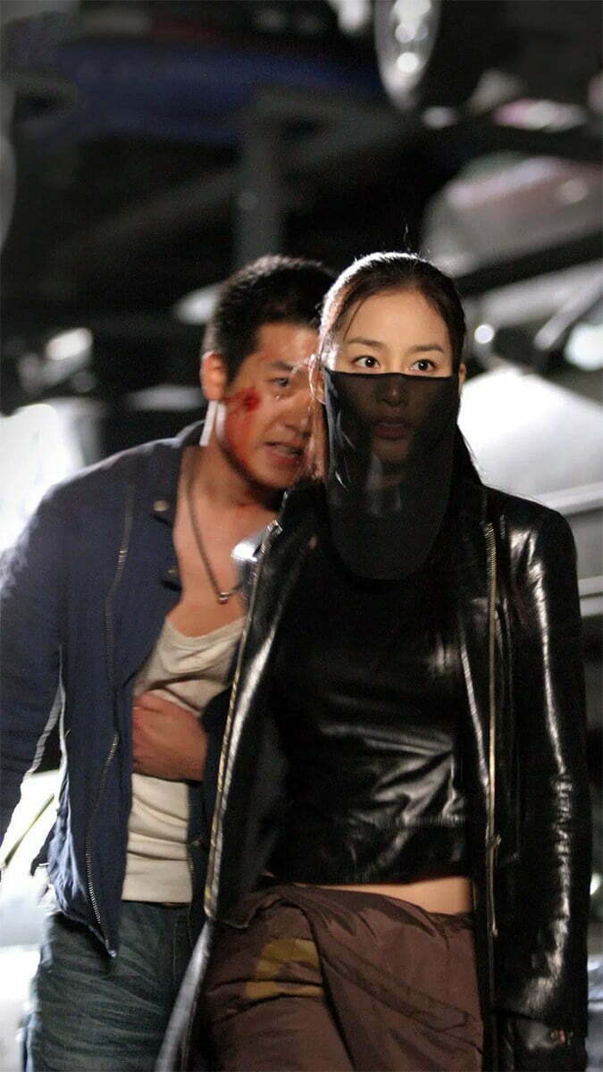 Shi-yeon trong một lần cố gắng bảo vệ Min-woo khỏi nguy hiểm