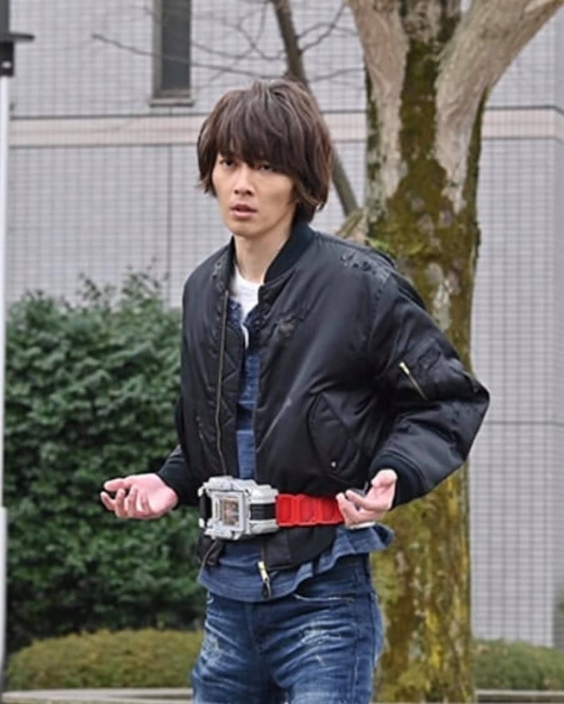 Kenzaki Kazuma dùng thẻ bài để biến thành Kamen Rider Blade