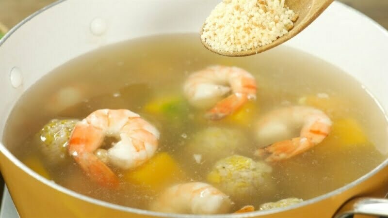 Nấu canh bí đỏ