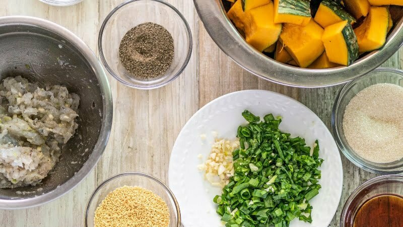 Nguyên liệu nấu canh bí đỏ thịt tôm viên
