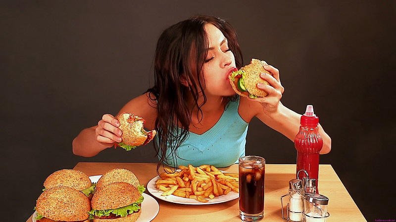 Chế độ ăn uống không lành mạnh khiến da đổ dầu nhiều hơn