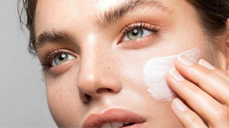Kem dưỡng ẩm giúp cấp ẩm và làm mịn da
