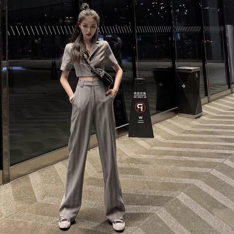 Croptop, quần tây và sơ mi