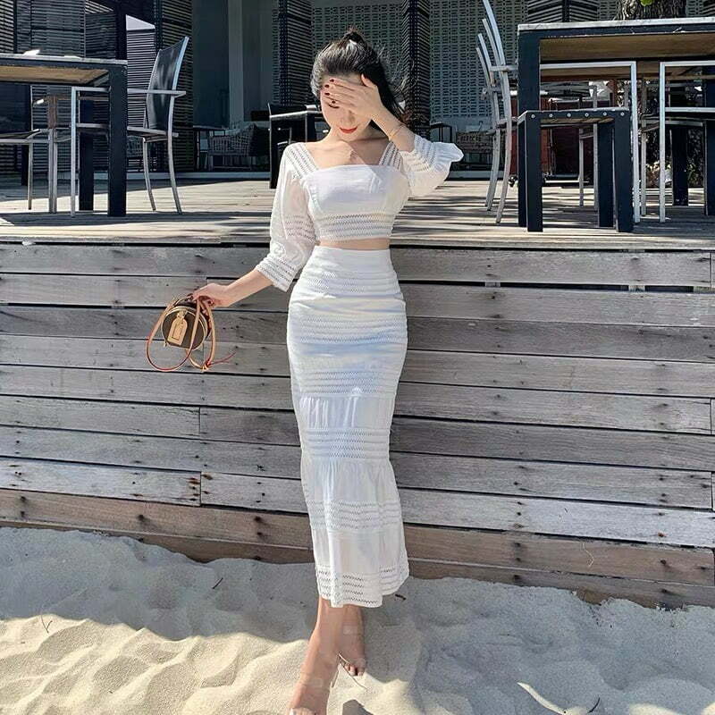 Crop top và chân váy dài qua gối