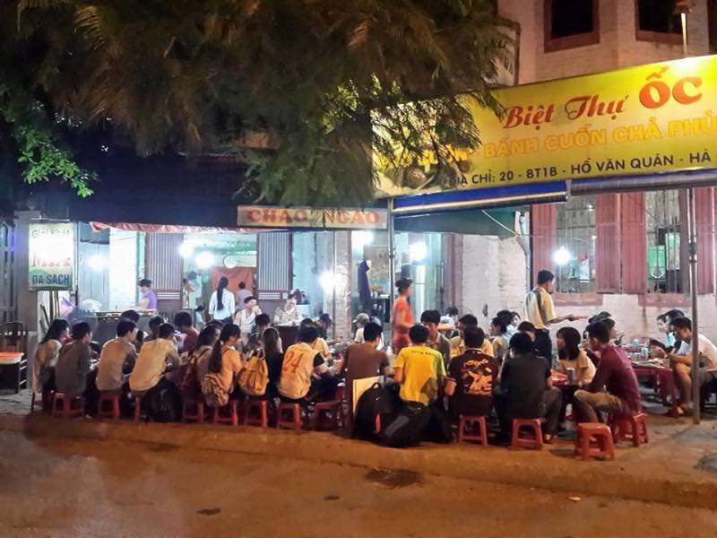 Không gian quán ốc Huyền Trang