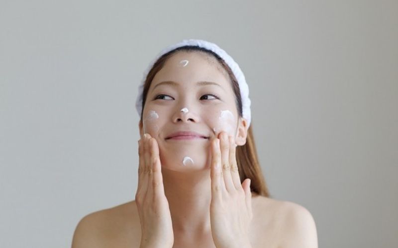 Thoa kem dưỡng ẩm sẽ giúp da luôn mềm mại và mịn màng