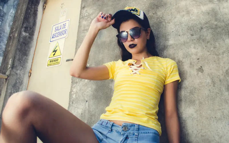 Áo thun vàng với quần short