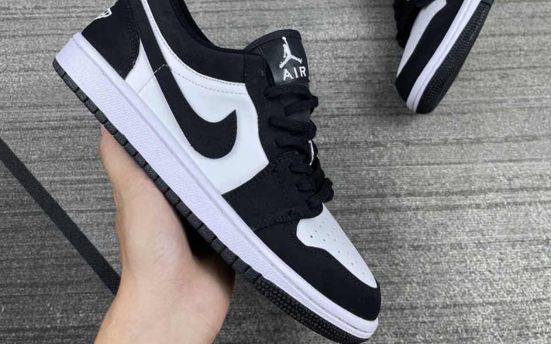 Giày Nike Jordan cổ thấp phối với quần jogger và áo bra