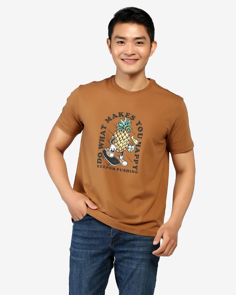 Áo thun nam cổ tròn regular Vàng đồng cùng quần jean tối màu