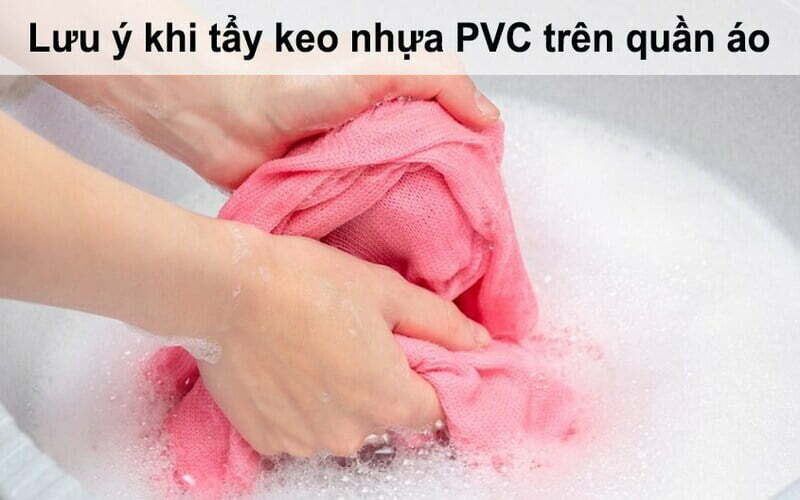 Lưu ý khi tẩy keo nhựa PVC trên quần áo