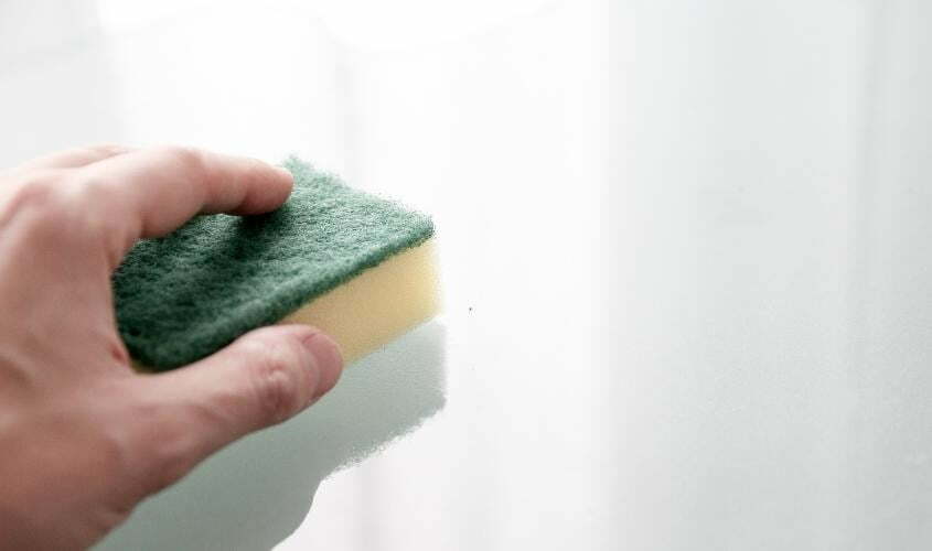 Chấm miếng mút trực tiếp lên bề mặt vết bẩn