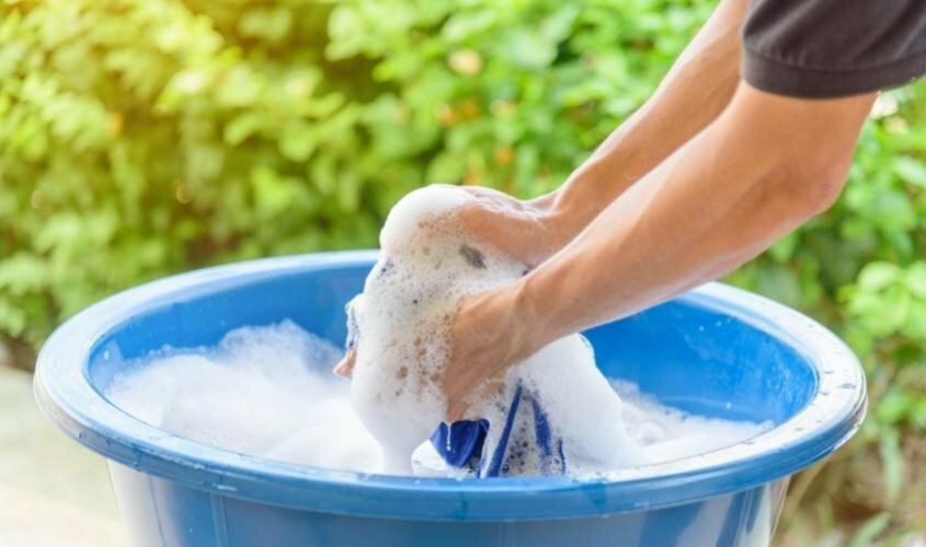 Giặt lại áo với nước sạch và xà phòng