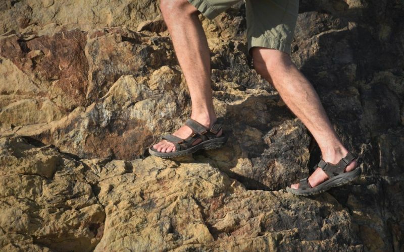 Sandal có thiết kế đơn giản tạo sự tiện lợi và thoáng mát