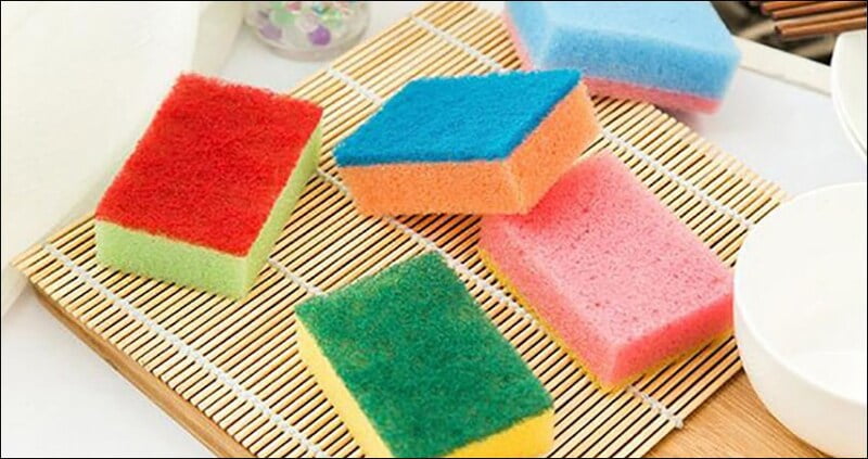 Dùng miếng hút ẩm hoặc miếng rửa chén