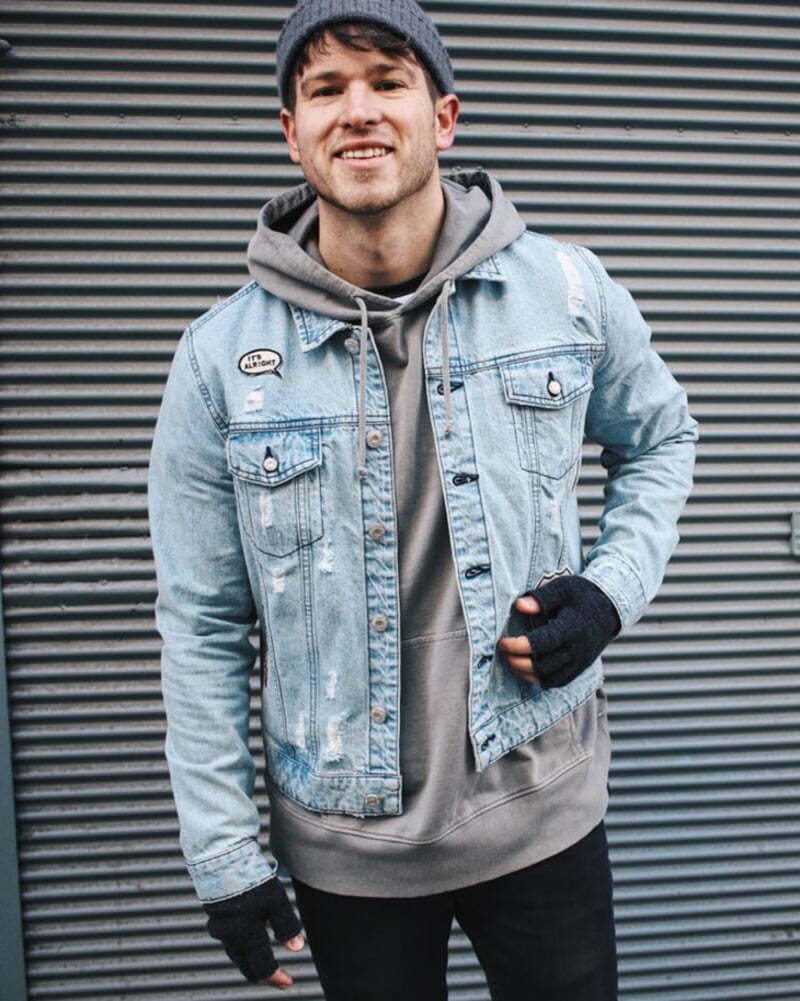 Phối áo hoodie nam với áo khoác denim