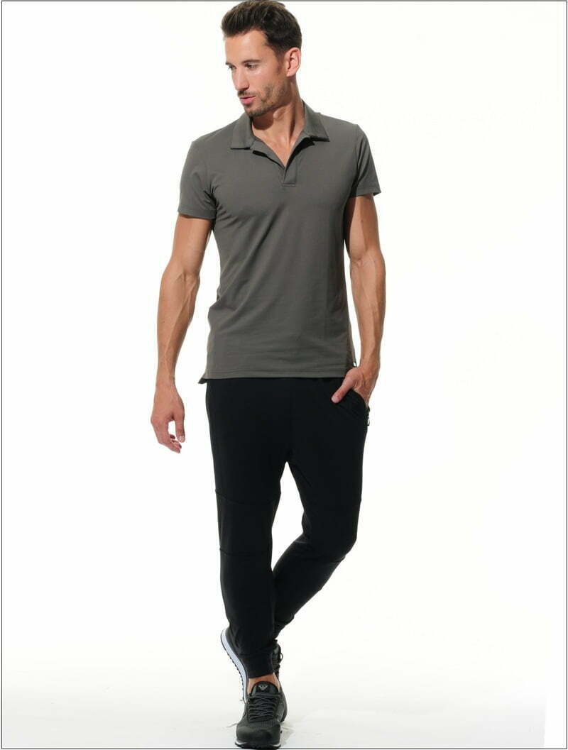 Phối quần jogger với áo thun có cổ