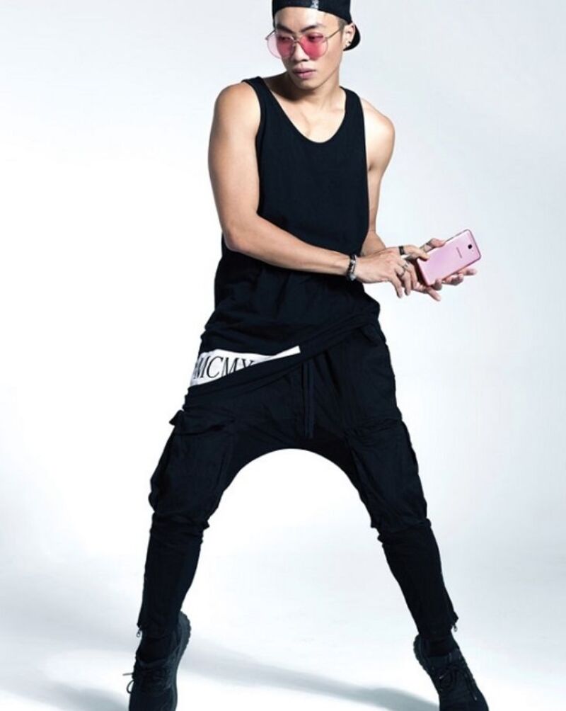 Phối quần jogger với áo tank top