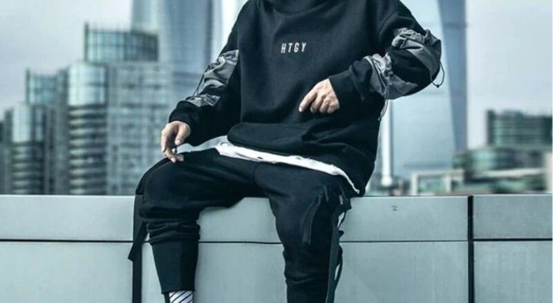 Phối quần jogger với áo hoodie