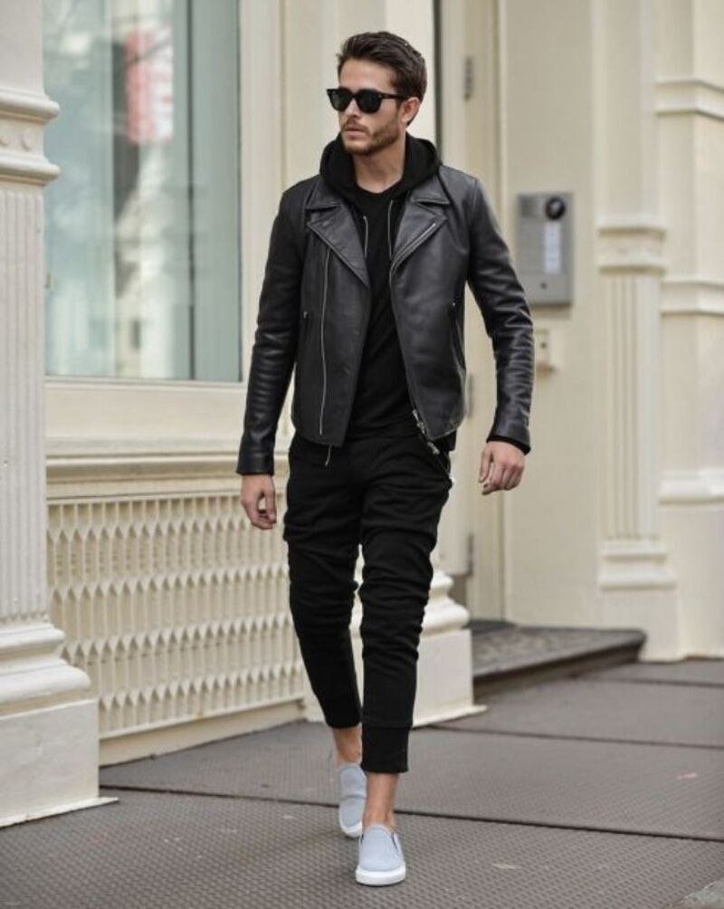 Phối quần jogger với áo khoác da