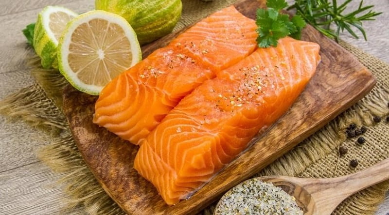 Trong 100 gram cá hồi sống có chứa khoảng 200 calo