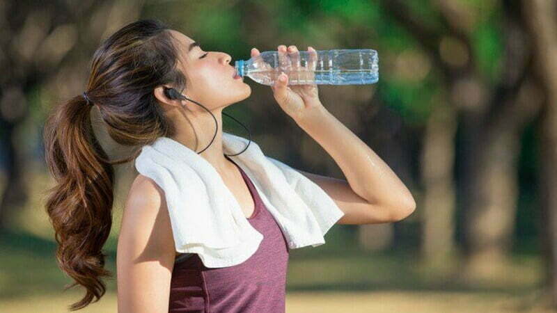 Uống nước đầy đủ khi tập luyện