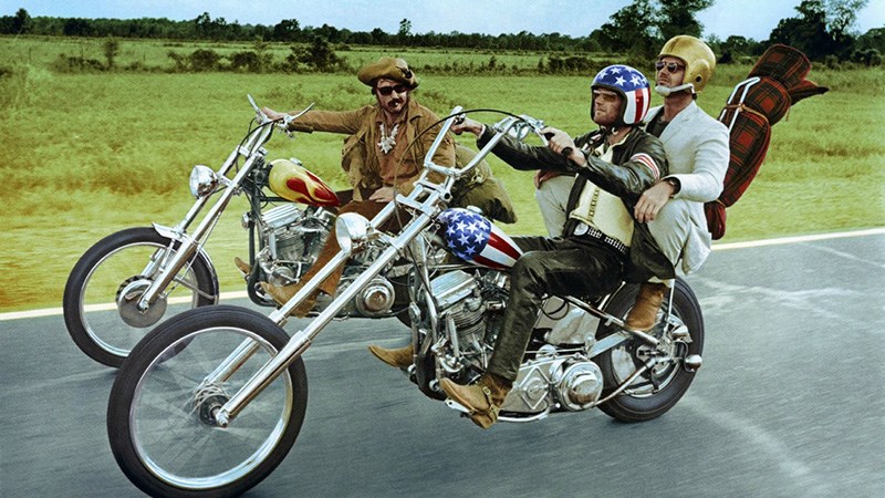 Easy Rider xoay quanh hành trình rong ruổi của Wyatt và Billy