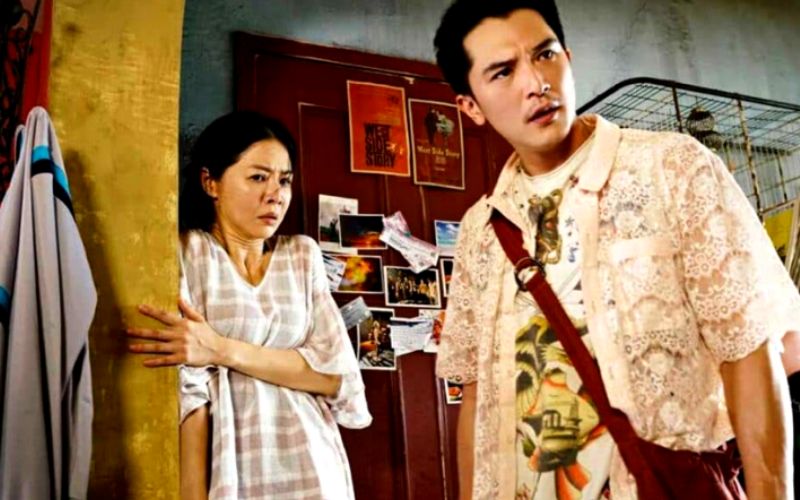 Hình ảnh cậu con trai và người mẹ trong bộ phim