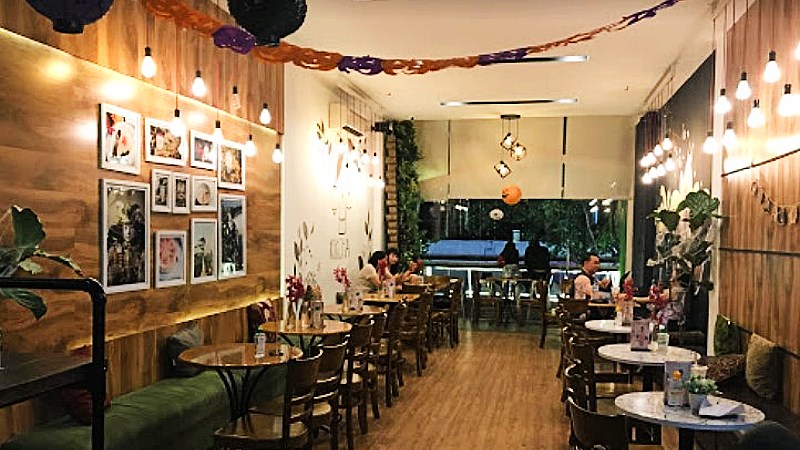 Không gian quán có thiết kế đậm chất Nhật, đem đến cảm giác ấm cúng với tông màu nâu gỗ