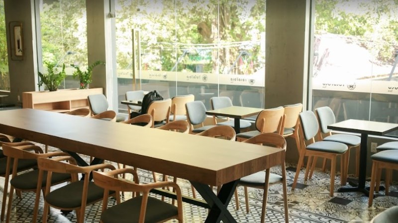 ToCoToCo thường có không gian quán thoáng đãng với tông màu chủ đạo là đen và vàng đồng