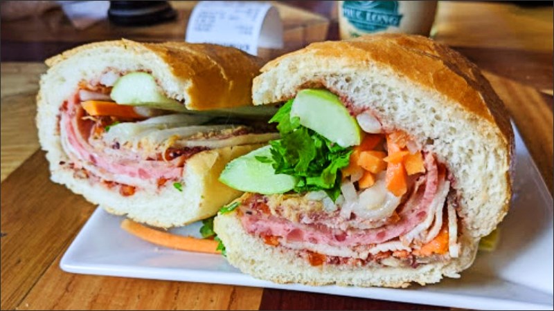 Ngoài trà sữa thì Phúc Long còn có các loại bánh mặn như bánh mì