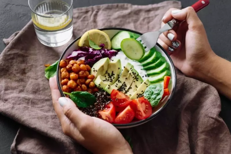 Để hạn chế skinny fat, bạn nên xây dựng một chế độ ăn uống lành mạnh