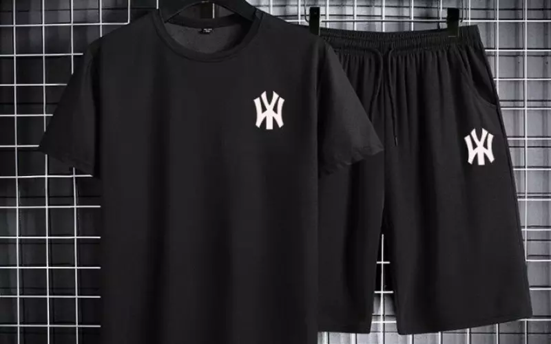Các item slim fit có thể được cân nhắc là áo và quần thun, có các kẻ sọc hoặc màu sắc tương phản