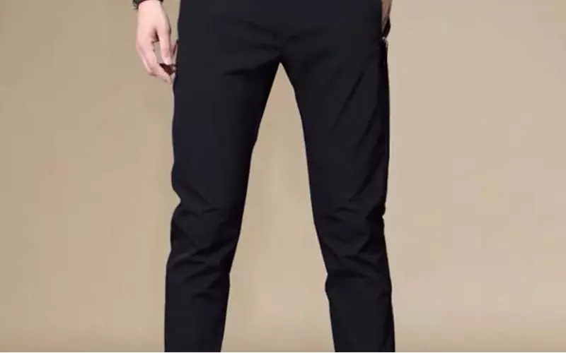 Quần jeans slim fit được may bằng chất liệu vải jeans