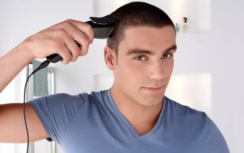 Dùng tông đơ cữ 6mm để cắt phần tóc trên đỉnh đầu