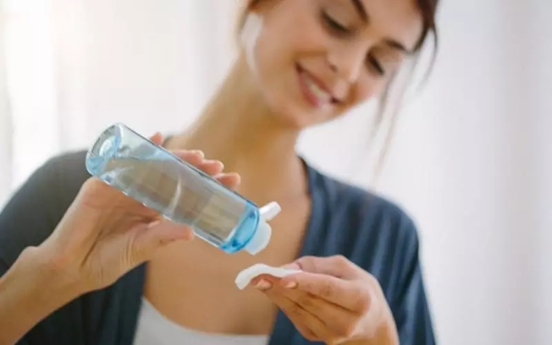 Sau khi thực hiện xong quá trình tẩy tế bào chết, các bạn hãy thoa lại nước hoa hồng một lần nữa