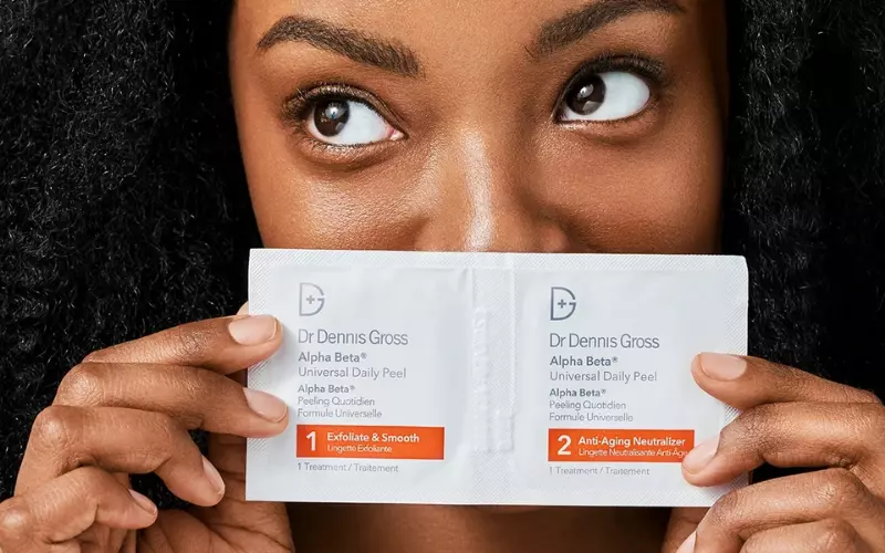 Dr. Dennis Gross Alpha Beta Universal Daily Peel có ngoại hình dạng khăn lau được đóng gói trong từng túi nhỏ