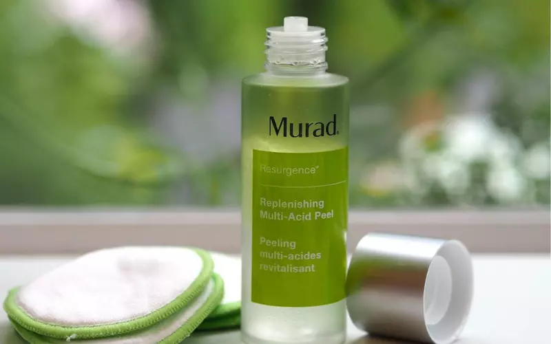 Murad Replenishing Multi-Acid Peel có thiết kế bao bì chai thủy tinh trong suốt hình trụ