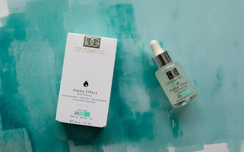 Dr.Grandel Alpha Effect AHA-Peeling sở hữu ngoại hình chai thủy tinh mờ cùng ống bơm tiện dụng