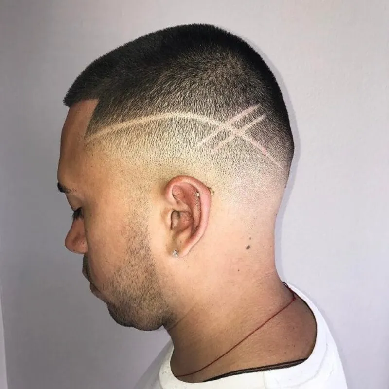Kiểu tóc High and Tight tạo điểm nhấn với các vạch kẻ