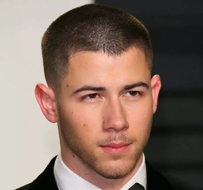 Kiểu tóc Burr Buzz Cut không bị ngắn và át như Military Induction Buzz Cut