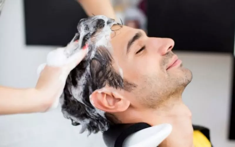 Để có được một kiểu tóc mullet đẹp, bước đầu tiên mà các bạn cần làm đó là gội sạch mái tóc của mình