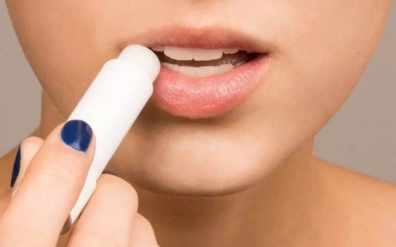 Các bạn nên sử dụng son dưỡng môi để giúp đôi môi được căng mọng
