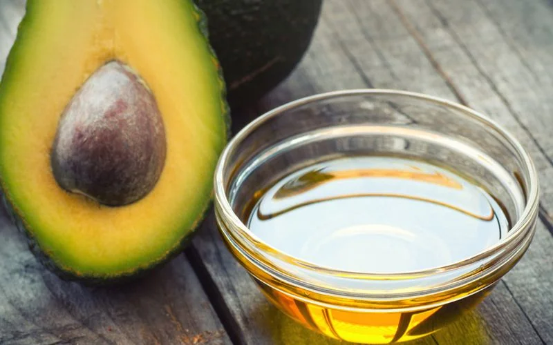 Bơ chứa các vitamin và khoáng chất cần thiết cho tóc, giúp kích thích mọc tóc, ngăn ngừa rụng tóc